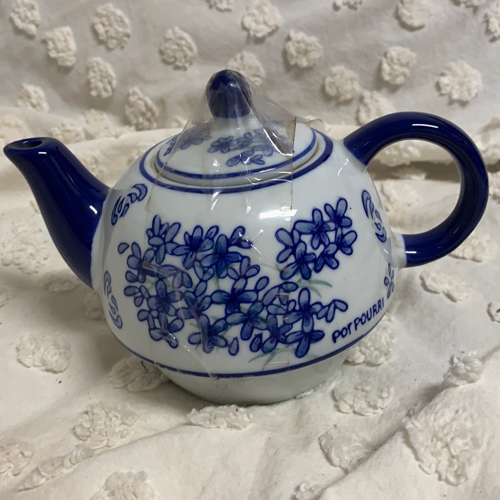 💕$6 is the lowest I will go💕Vintage Potpiurri Tea Pot